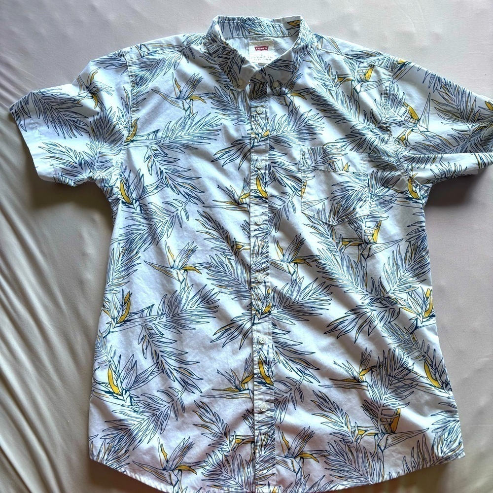 ⭐️⭐️⭐️Men’s Levi floral pine collared button down shirt size XL